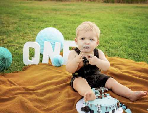 Levi´s 1st birthday cake smash at Kings Lake in Tom Price, WA, Pilbara